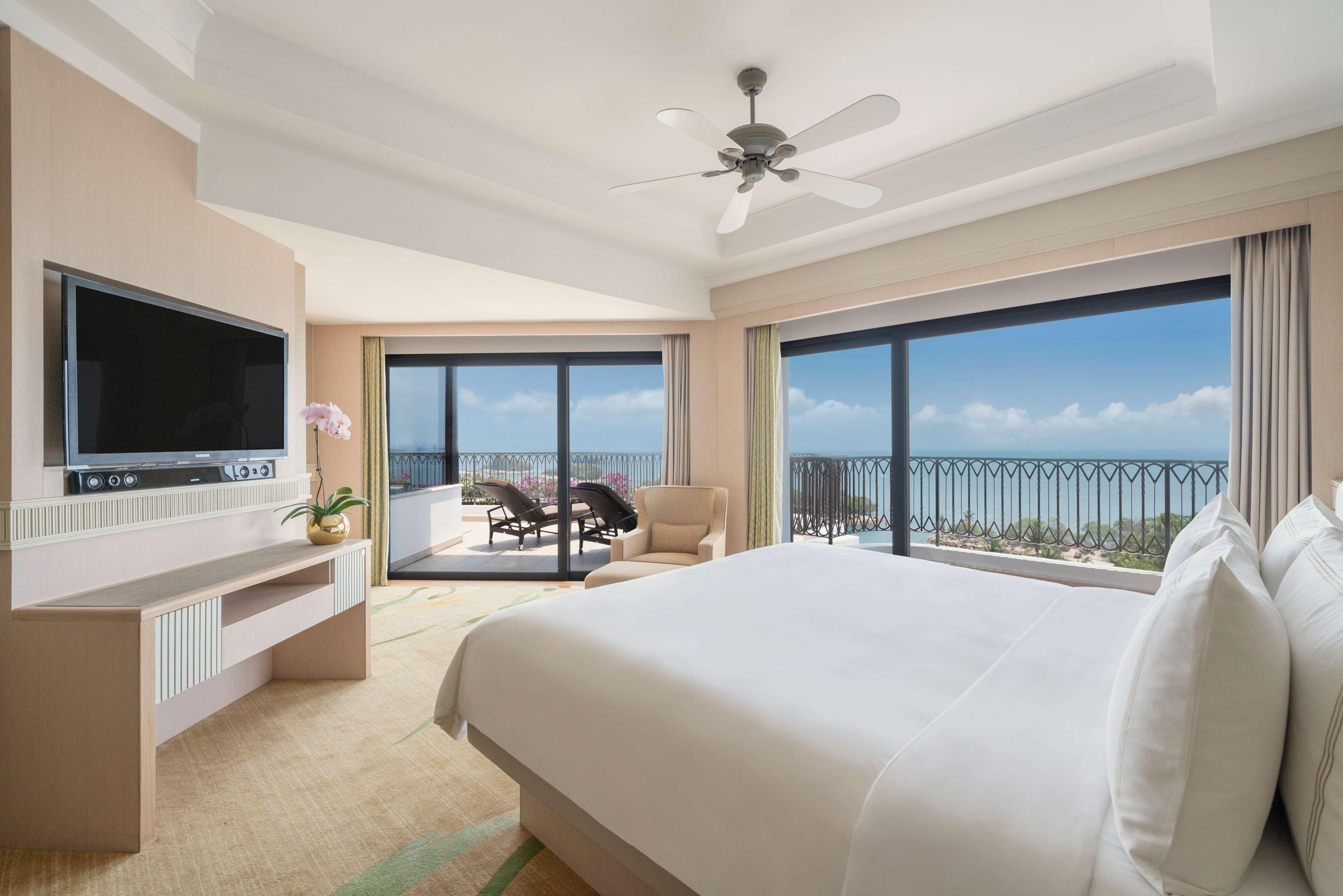 Shangri-La Rasa Sentosa, Сингапур Экстерьер фото A bedroom at the Westin Maldives