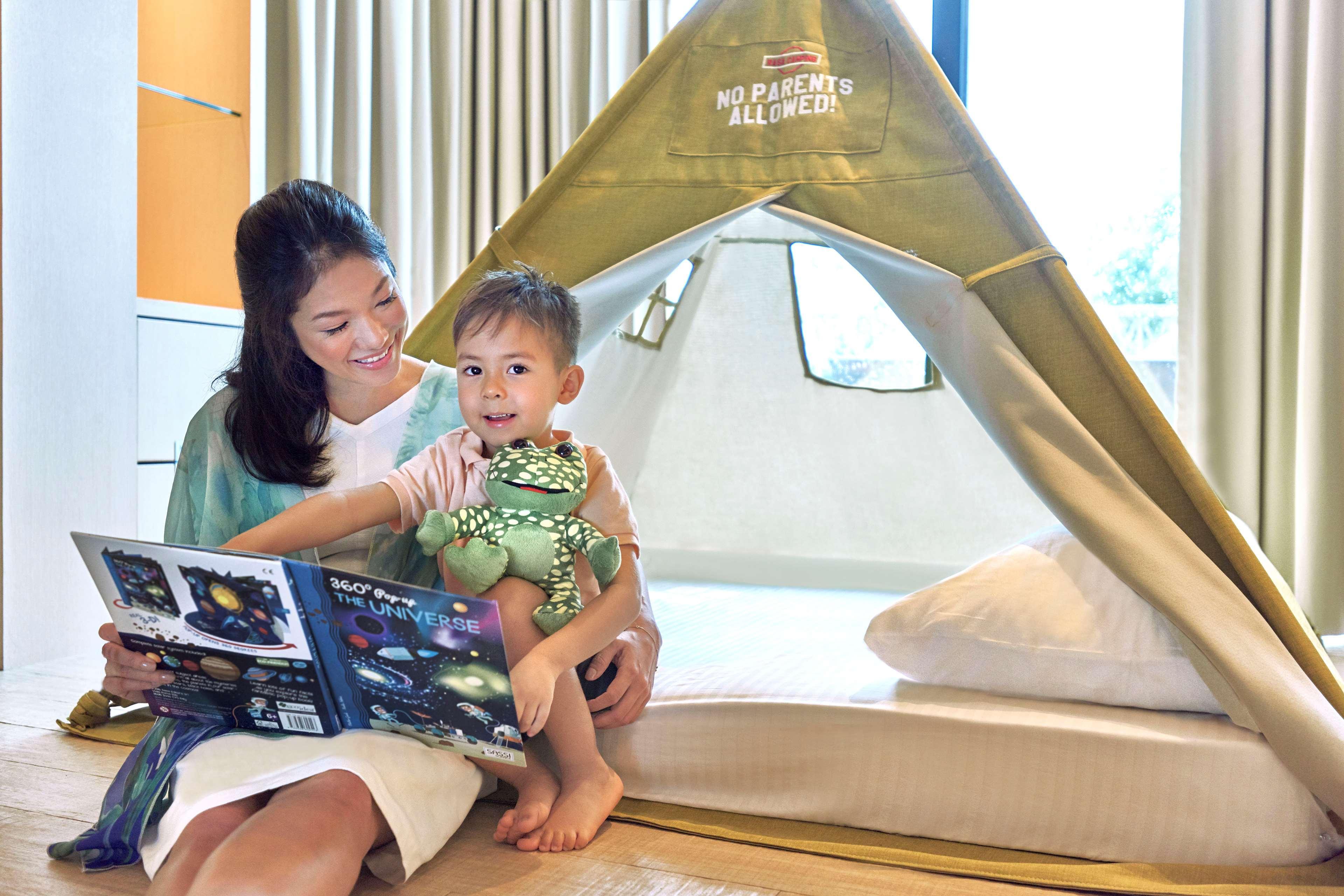 Shangri-La Rasa Sentosa, Сингапур Экстерьер фото A child and his mother using a tablet